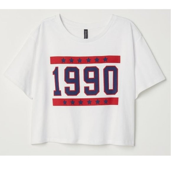Divided Tops - DIVIDED H&M 1990 Logo Boxy Cropped Shirt.